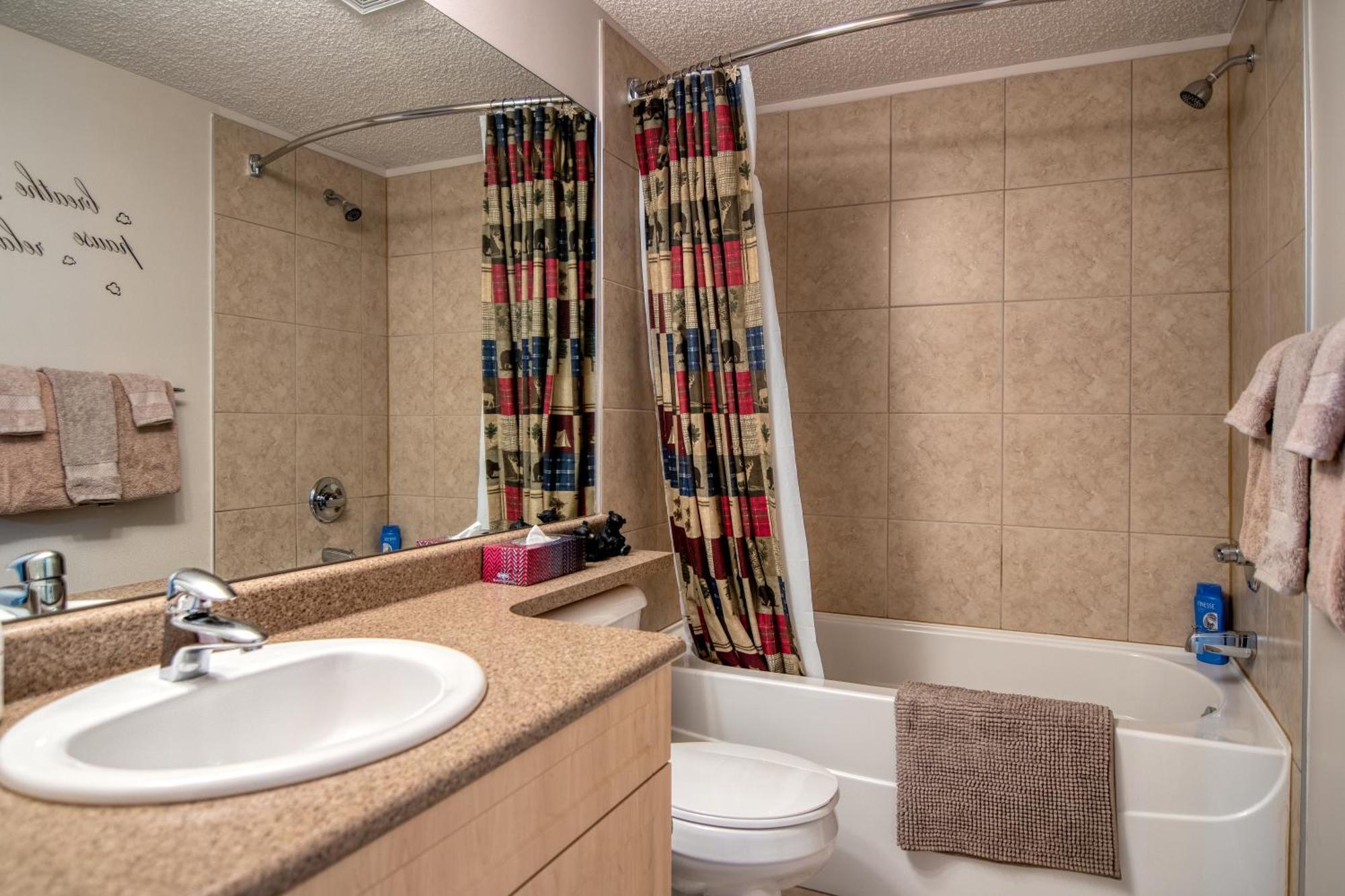Mountain Getaway Condo - 5 Min Walk To The Beach! Invermere Esterno foto